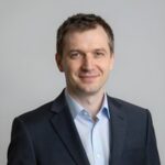 Портрет уверенного бизнесмена компании ПупСтрой Эксперт на нейтральном фоне в студийном освещении