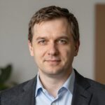 Портрет уверенного бизнесмена компании ПупСтрой Эксперт на нейтральном фоне в студийном освещении