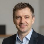Портрет уверенного бизнесмена компании ПупСтрой Эксперт на нейтральном фоне в студийном освещении